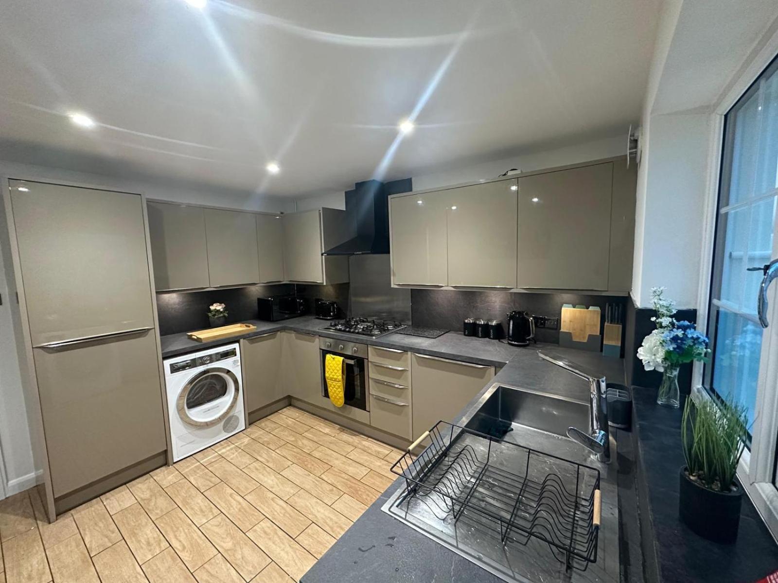 Rooms In Stylish House Milton Keynes Exterior photo